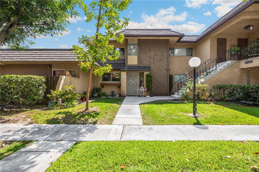 1024 Las Lomas Drive B Property Photo 1