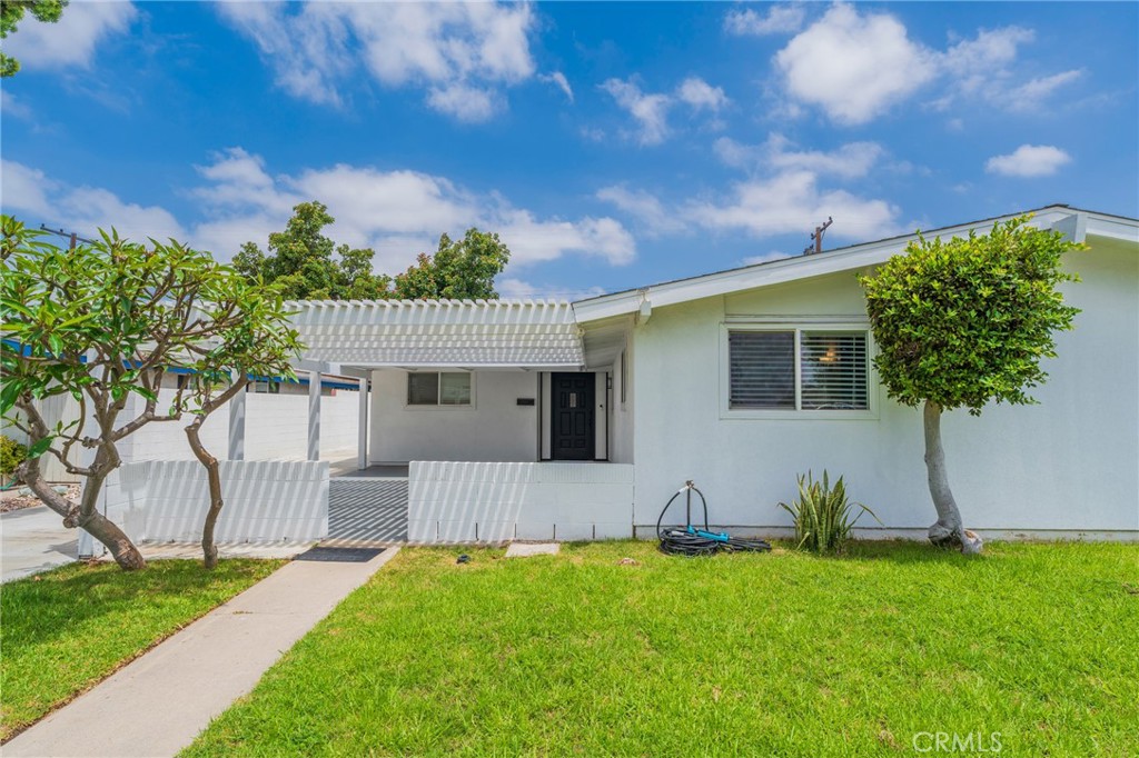 1925 W Beacon Avenue Property Photo 1