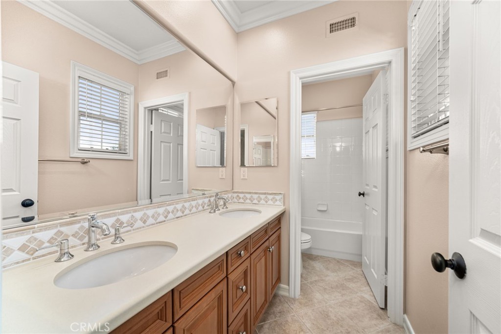 2528 Plum Street Property Photo 33