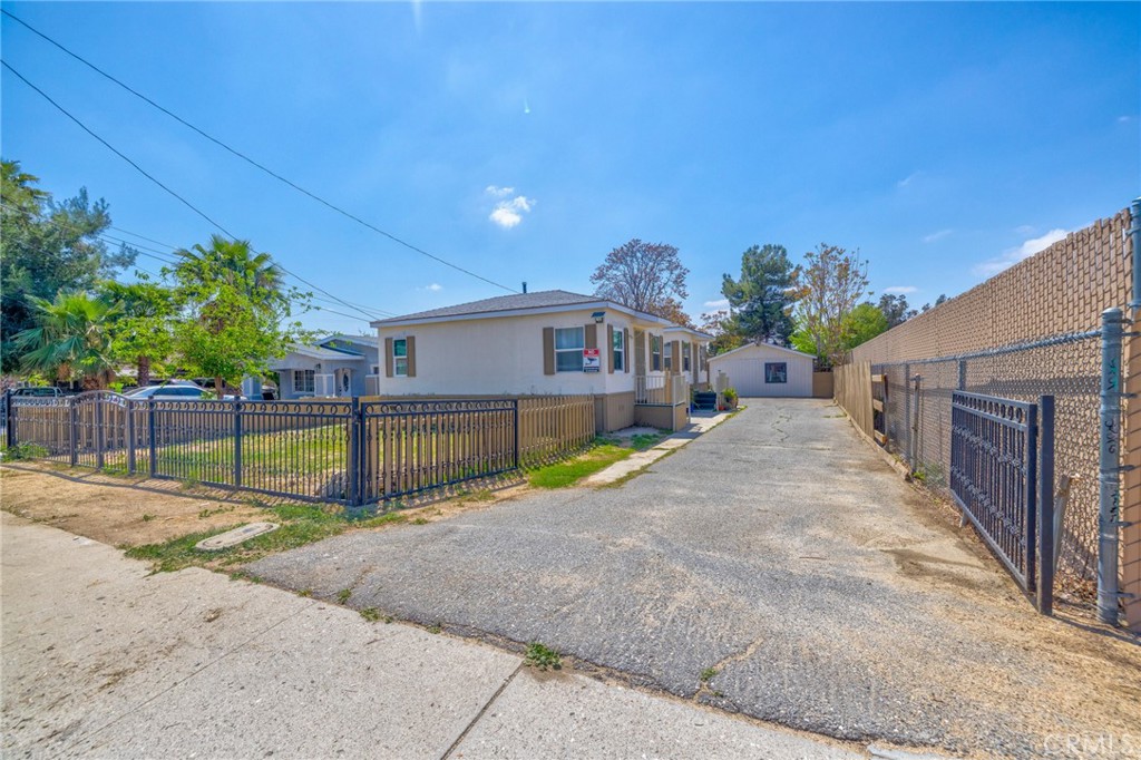 164 S Santa Fe Avenue Property Photo 1