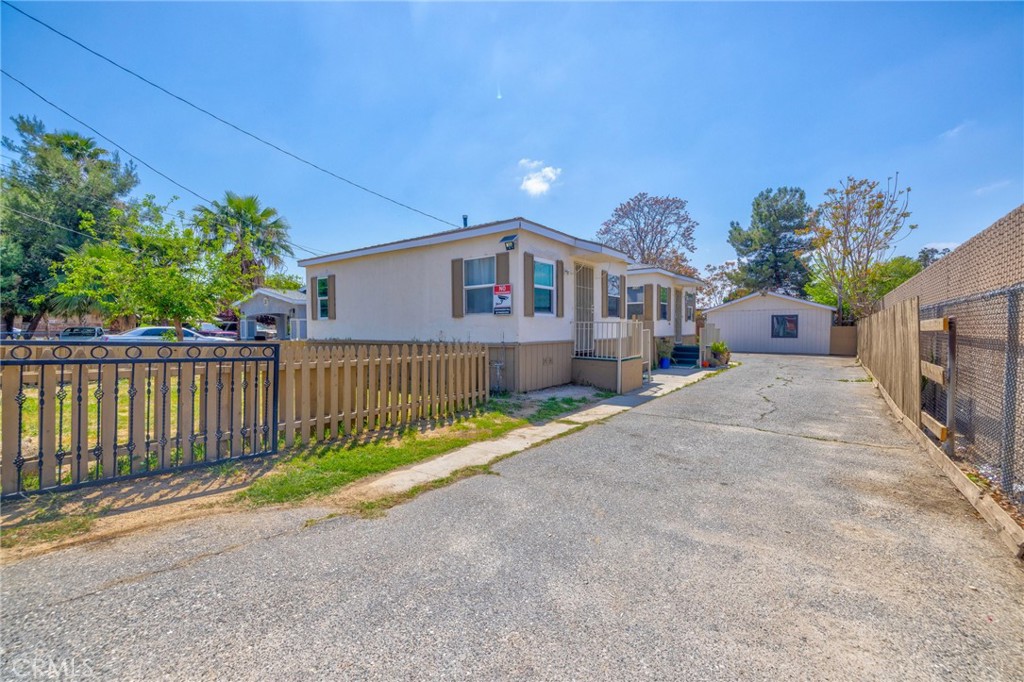 164 S Santa Fe Avenue Property Photo 2