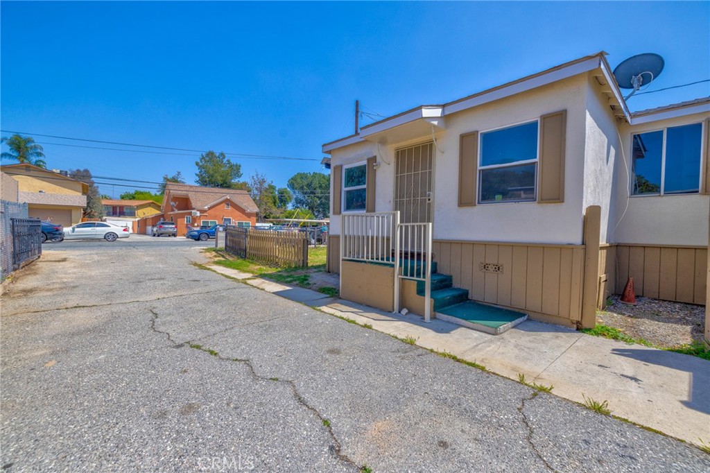 164 S Santa Fe Avenue Property Photo 4