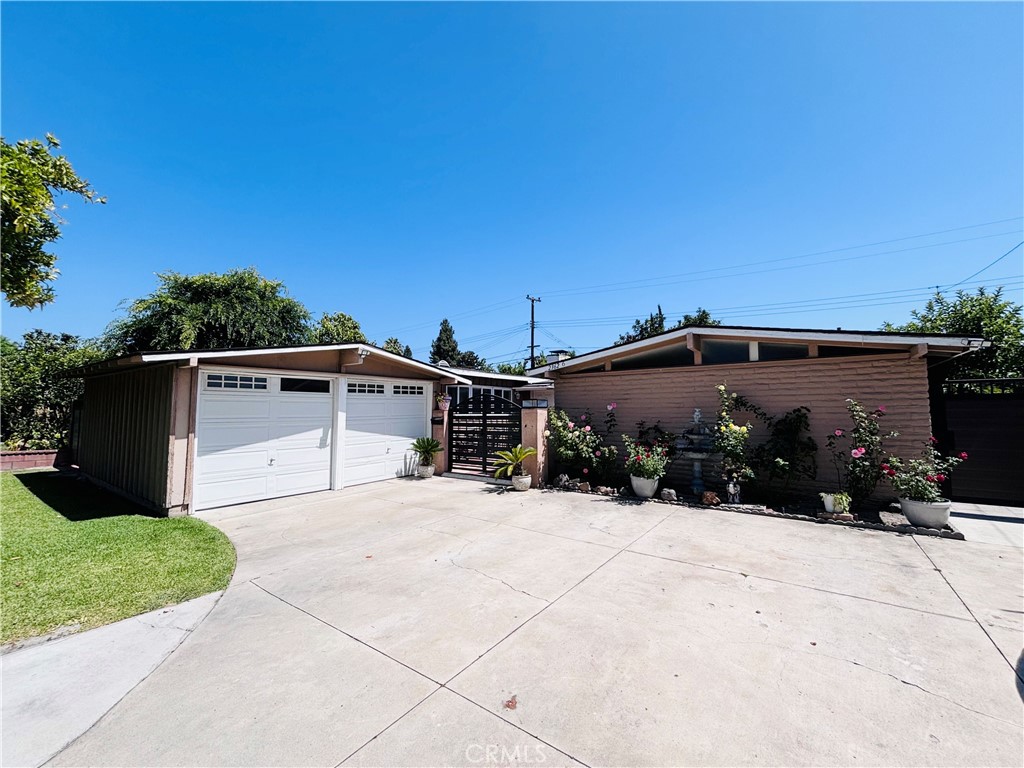 2362 W Mall Avenue Property Photo 1