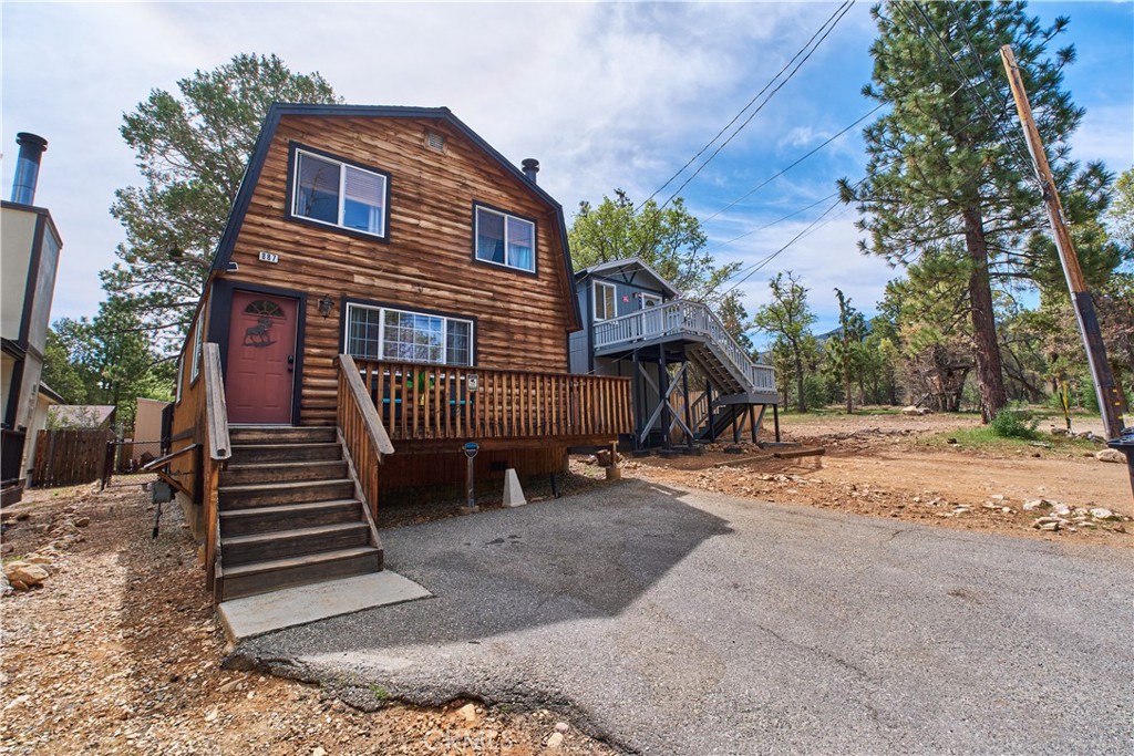 887 Vista Avenue Property Photo 1