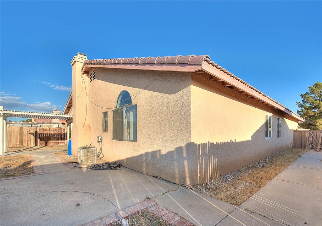 10810 Euclid Street Property Photo 5