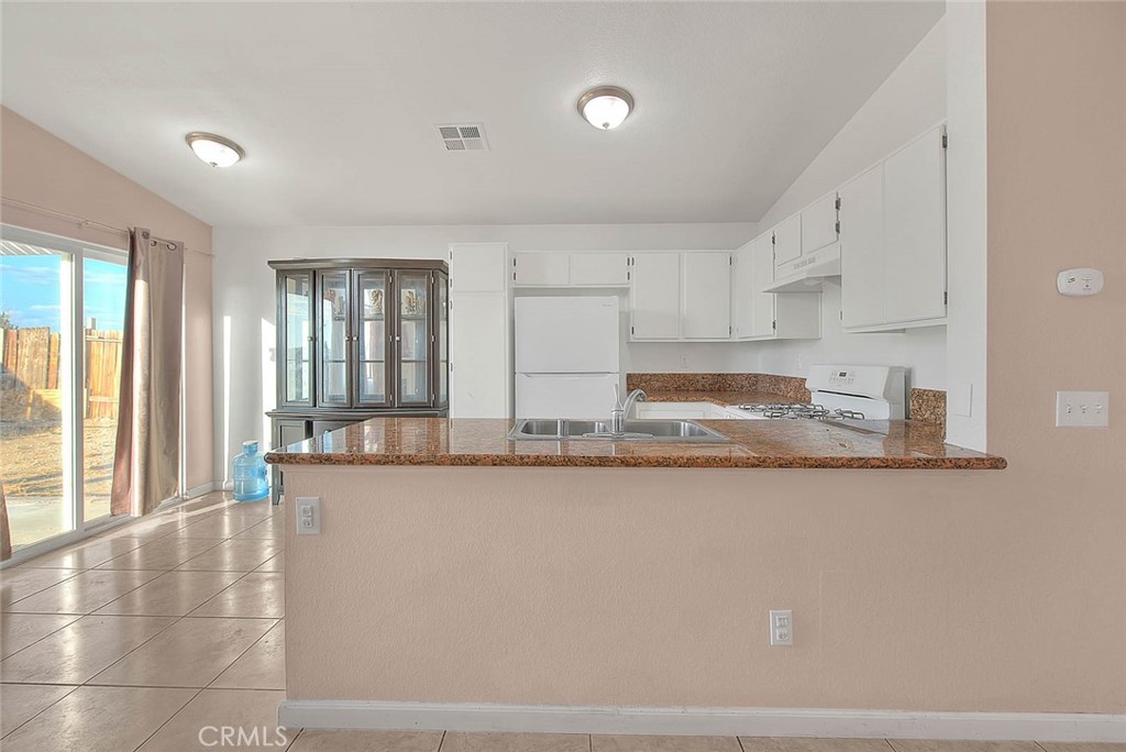 10810 Euclid Street Property Photo 20