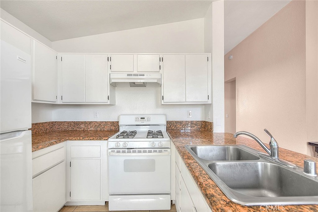 10810 Euclid Street Property Photo 22