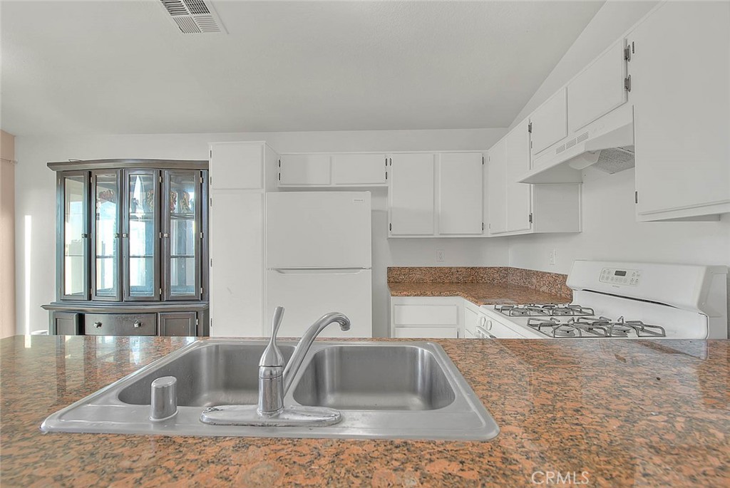 10810 Euclid Street Property Photo 24