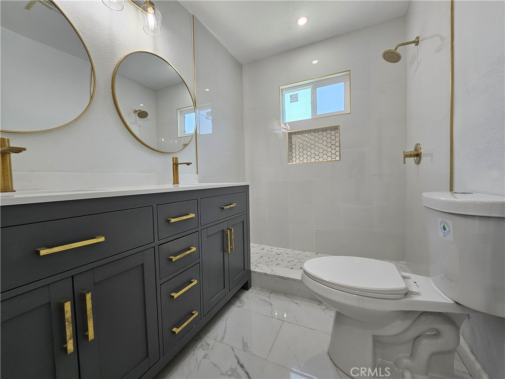 4618 E Linsley Street Property Photo 3