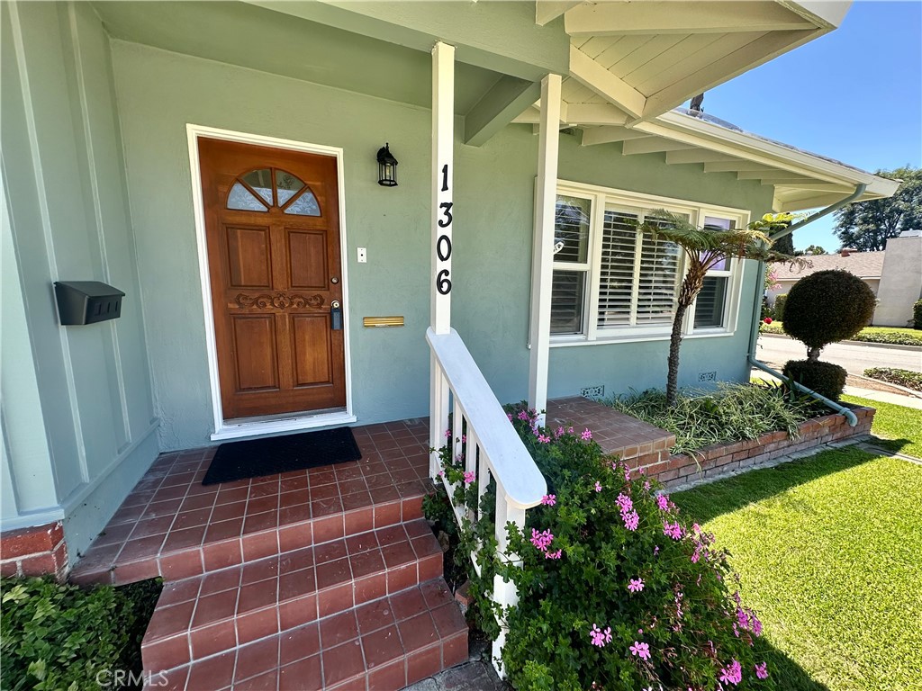 1306 E Oakmont Avenue Property Photo 1
