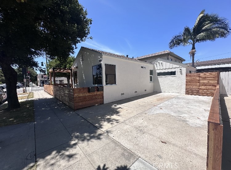 489 W Hill Street