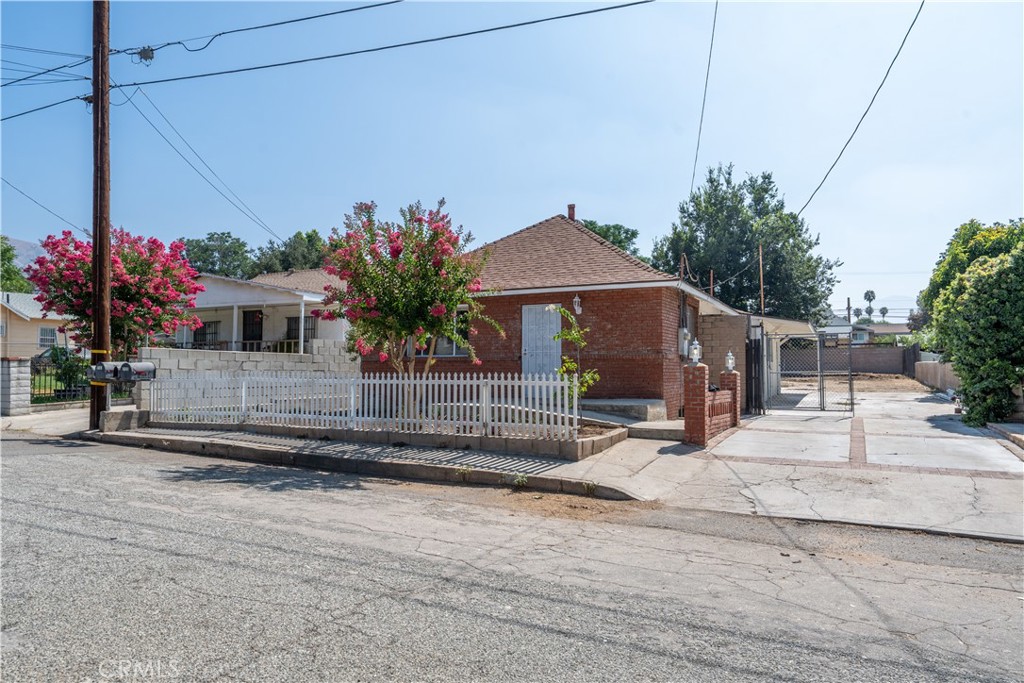 2123 La Verne Avenue Property Photo 1