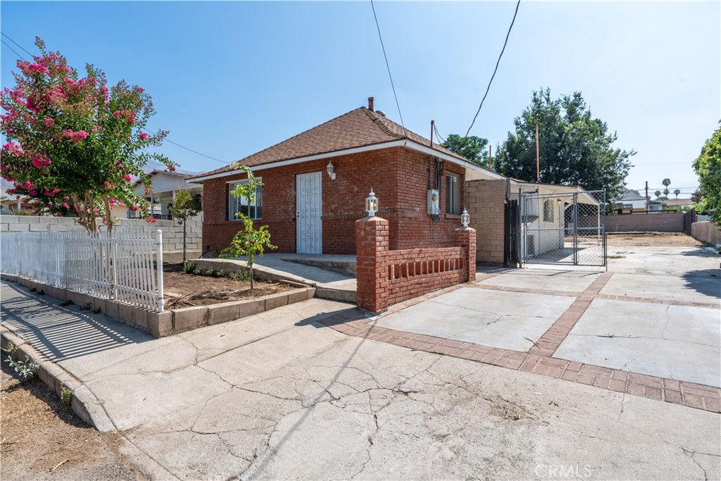 2123 La Verne Avenue Property Photo 2