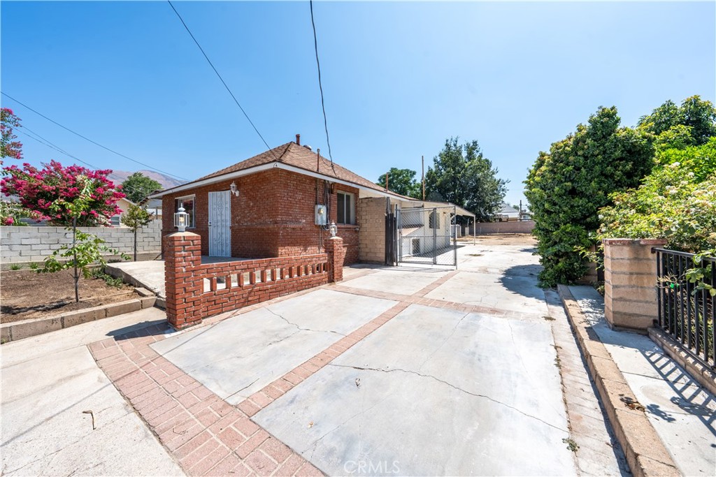 2123 La Verne Avenue Property Photo 3