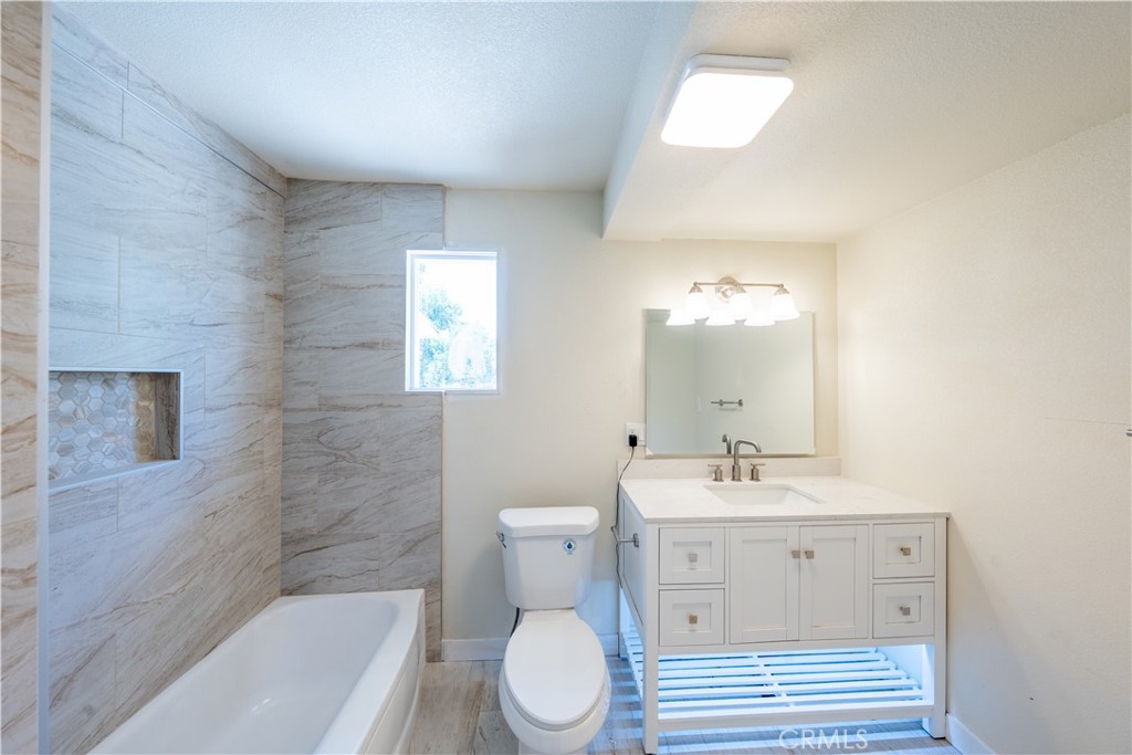 2123 La Verne Avenue Property Photo 7