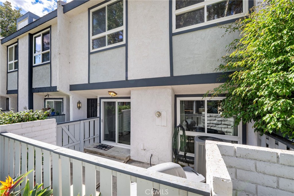 2100 West Palmyra Avenue 8 Property Photo 6