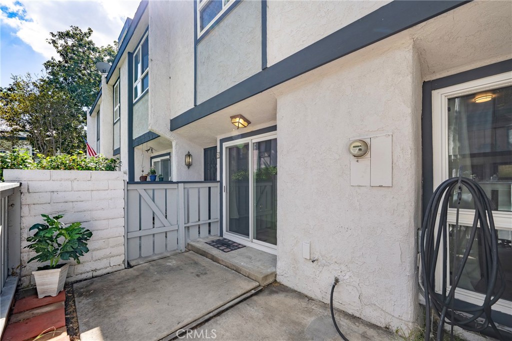 2100 West Palmyra Avenue 8 Property Photo 9