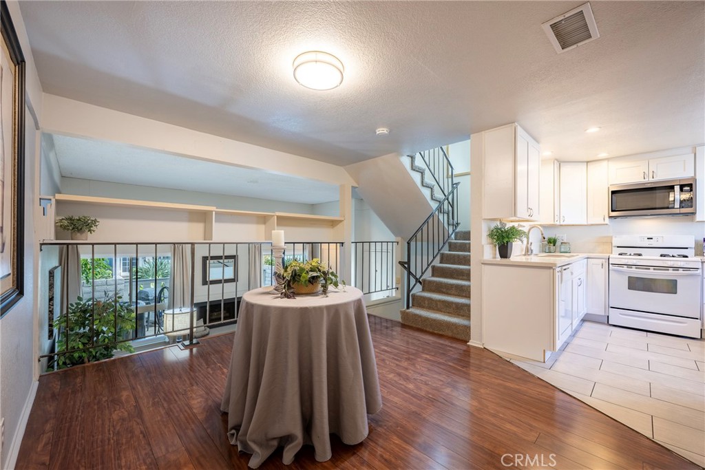 2100 West Palmyra Avenue 8 Property Photo 14