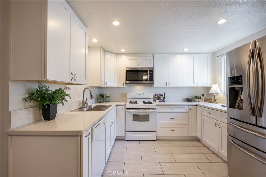 2100 West Palmyra Avenue 8 Property Photo 18