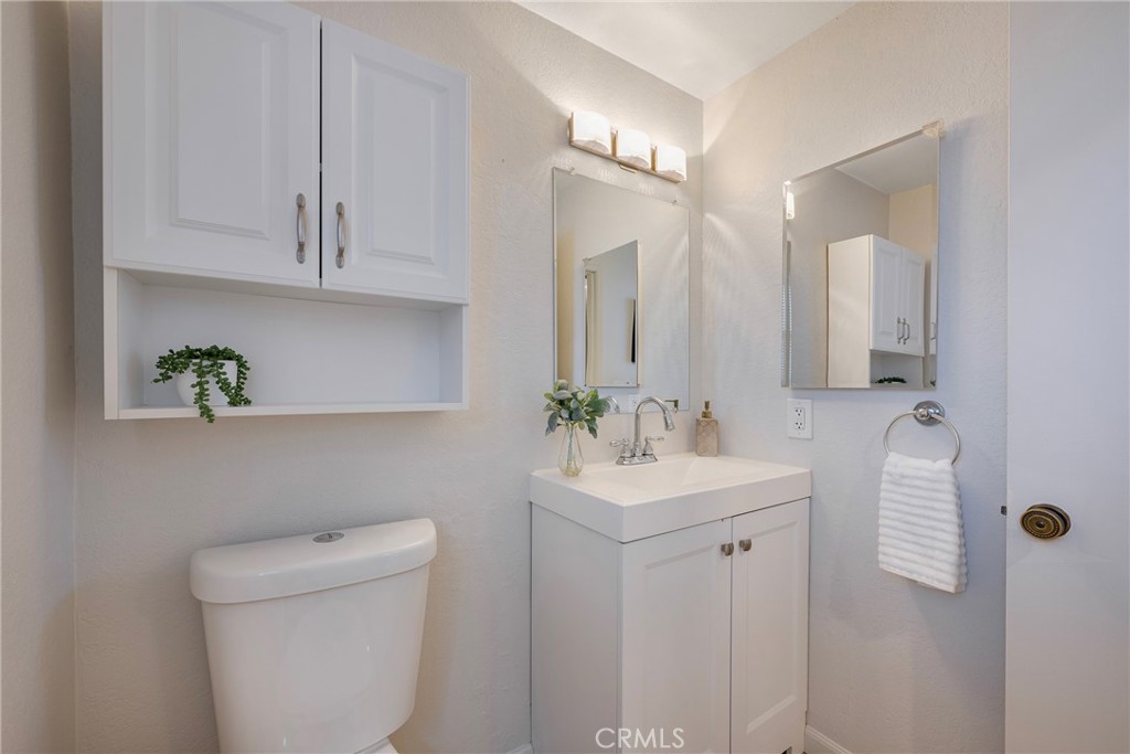 2100 West Palmyra Avenue 8 Property Photo 23