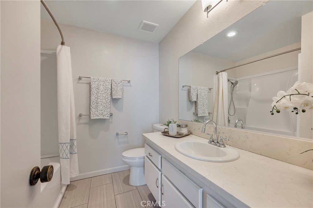 2100 West Palmyra Avenue 8 Property Photo 24