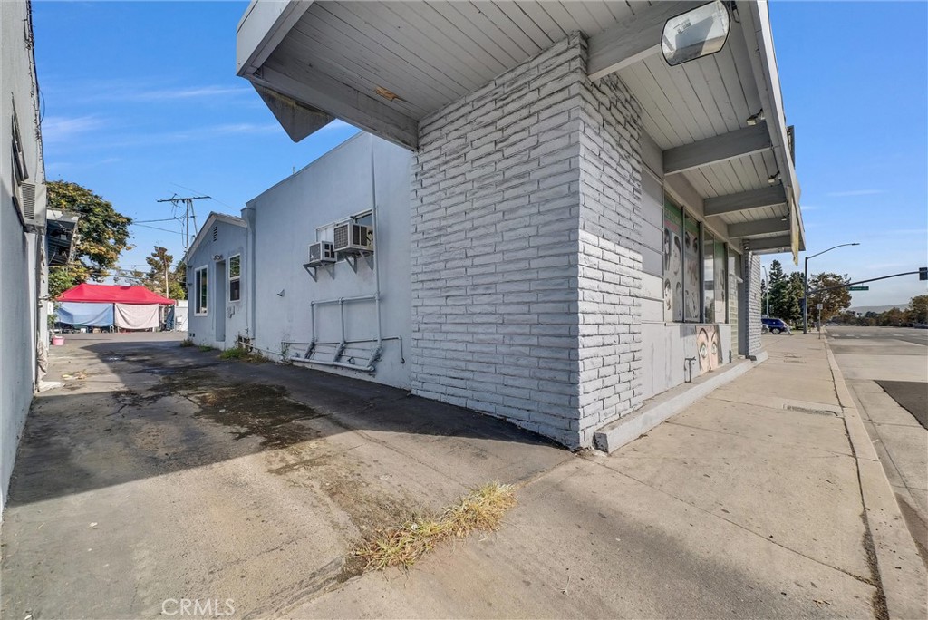 1819 W 17th Property Photo 2