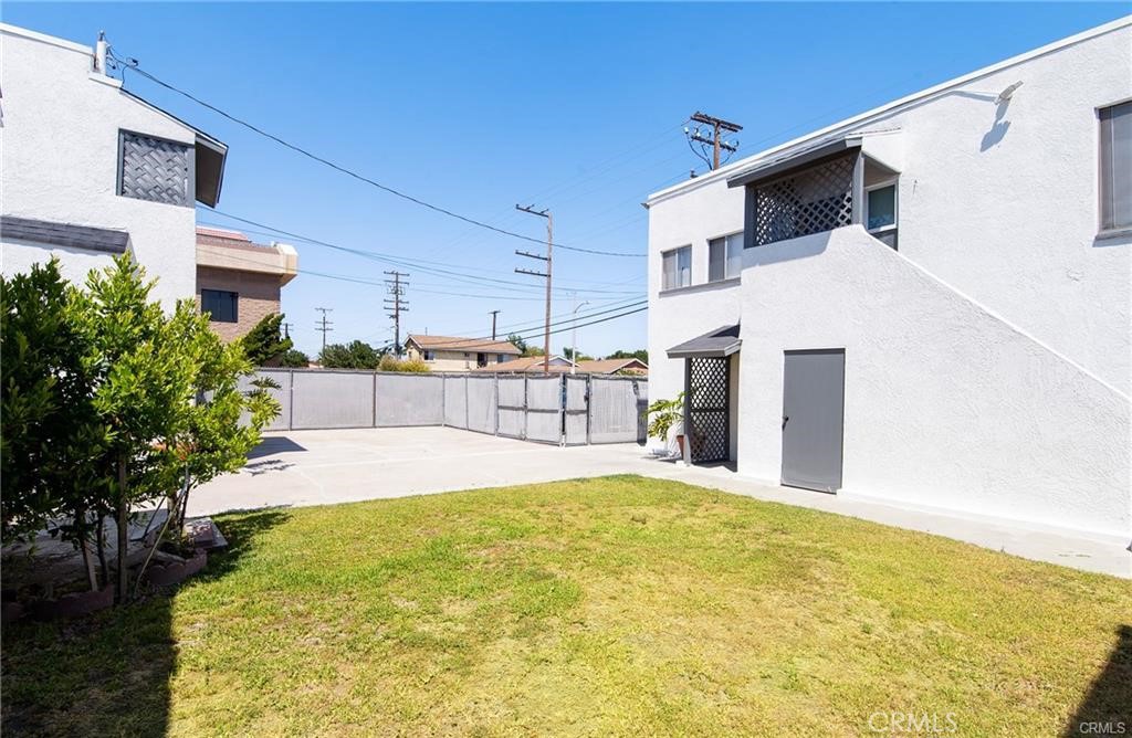 13000 Paramount Property Photo 3