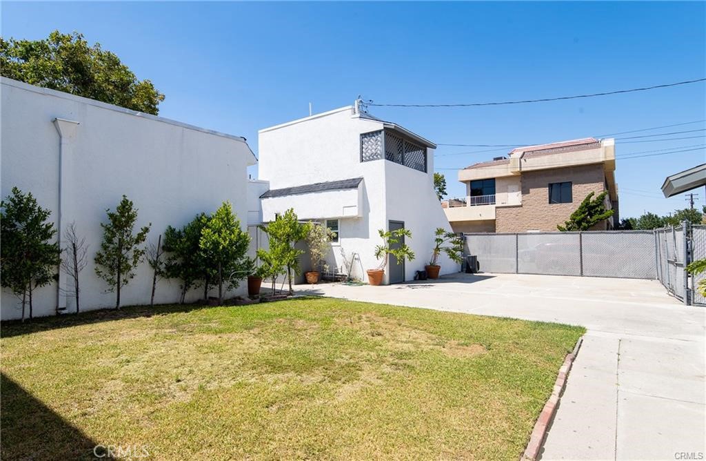 13000 Paramount Property Photo 4