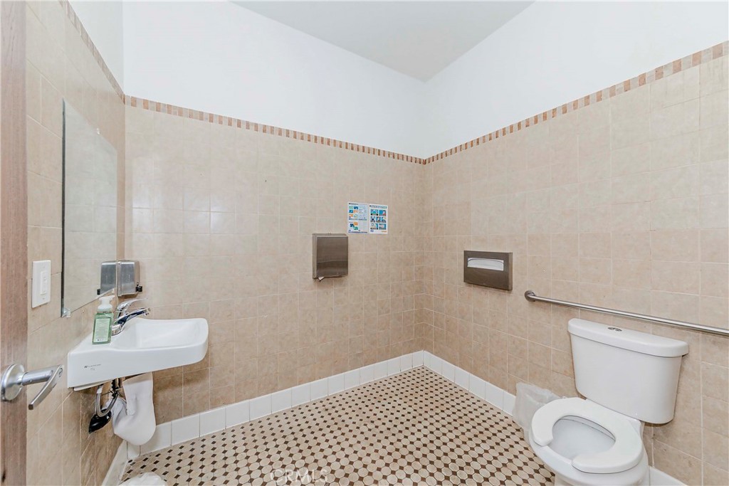 702 W Holt Avenue Property Photo 19