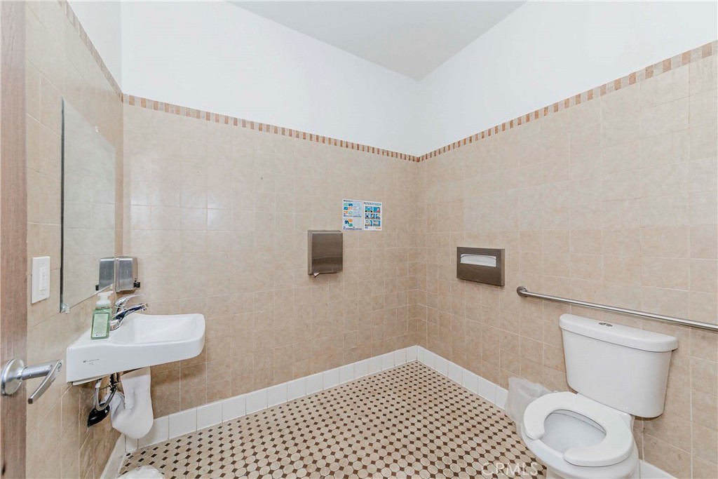 702 W Holt Avenue Property Photo 13