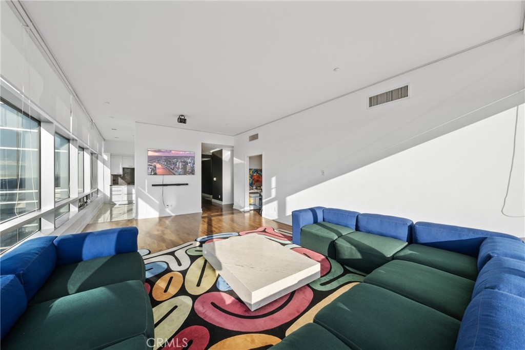 900 W Olympic Boulevard 46b Property Photo 10