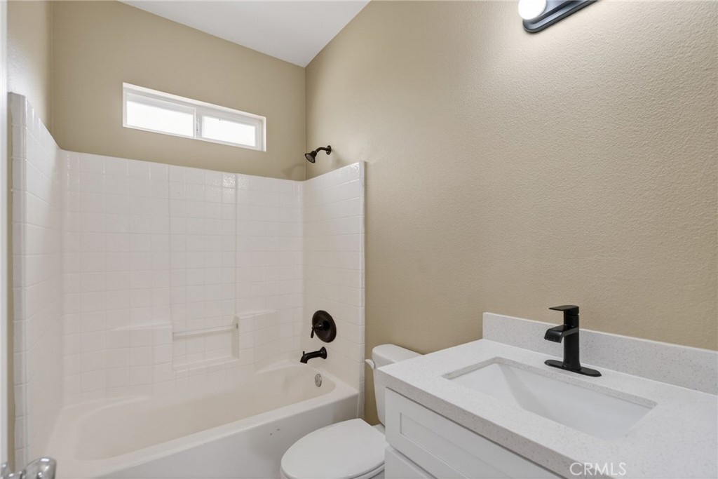 149 E 4th Property Photo 9
