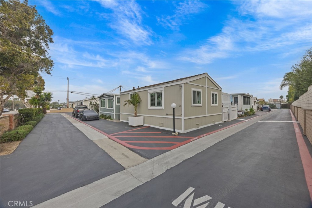 1660 Whittier Avenue 3