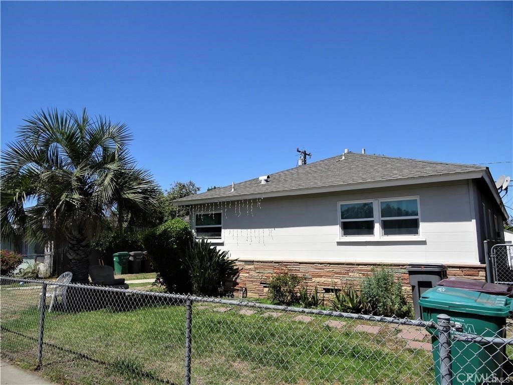 2202 N Bristol Property Photo 2