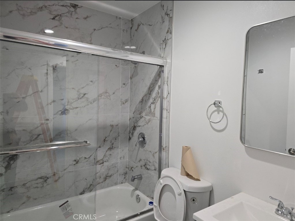 1319 3/4 E 59th Place Property Photo 2