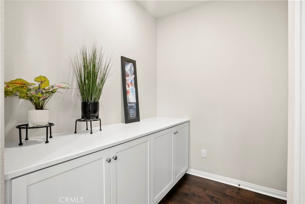 521 N Santa Paula Property Photo 4