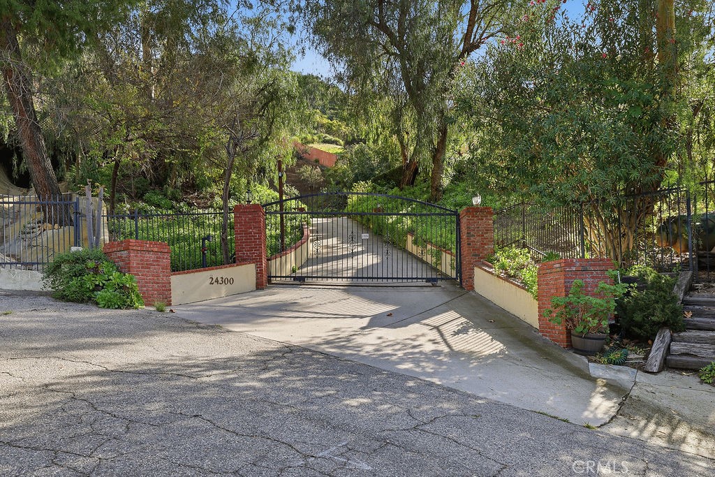 24300 Sylvan Glen Property Photo 49