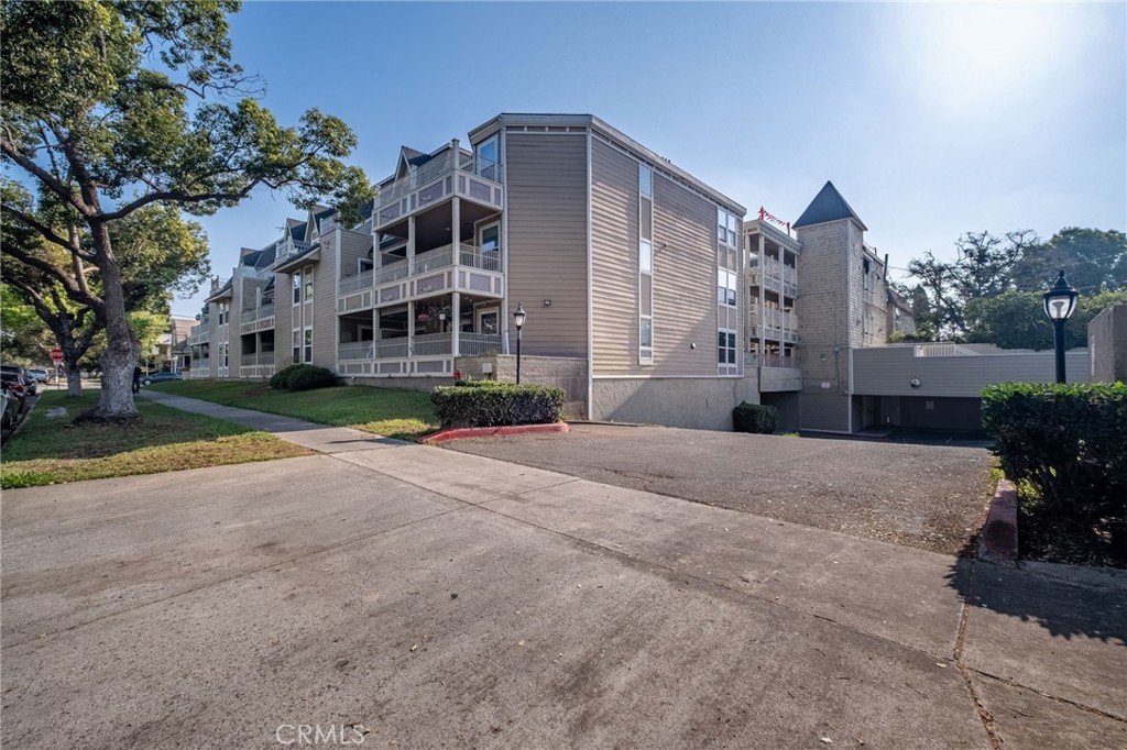 300 E Chestnut Property Photo 18