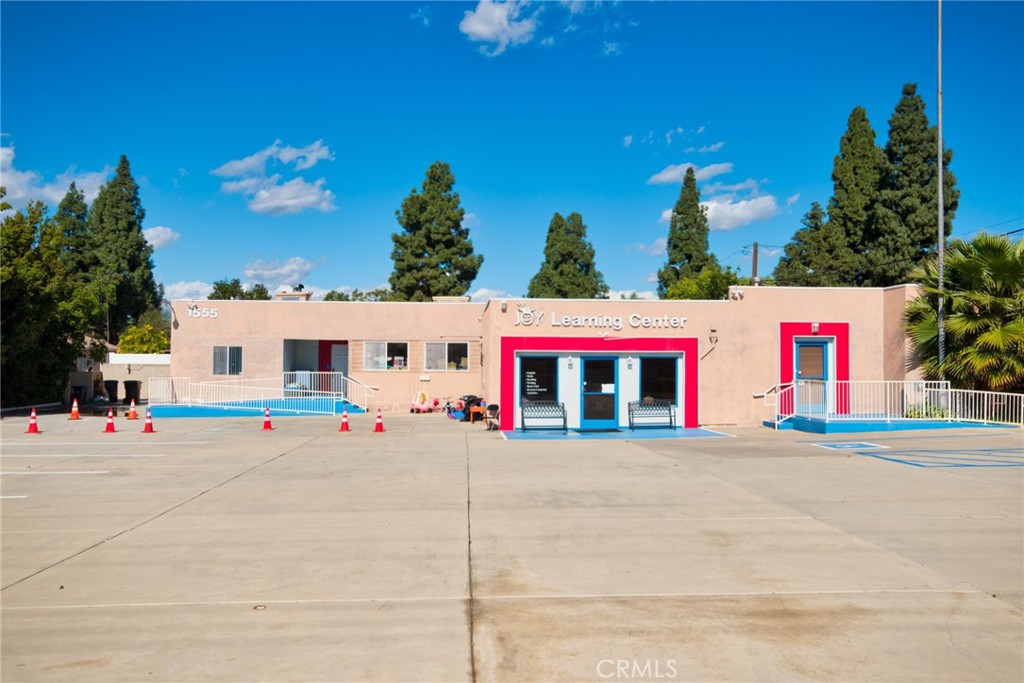 1555 W Commonwealth Avenue Property Photo 1
