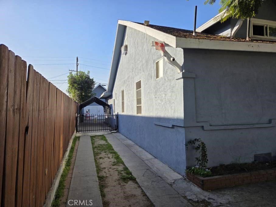 1210 1212 42 Place Property Photo 2
