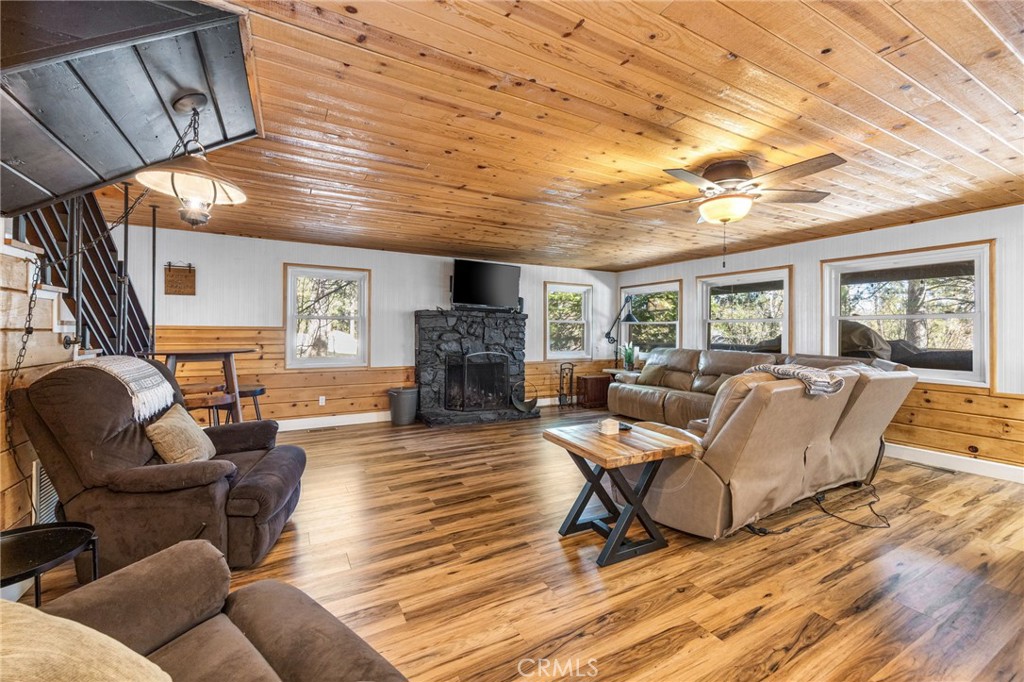 547 Chipmunk Property Photo 4