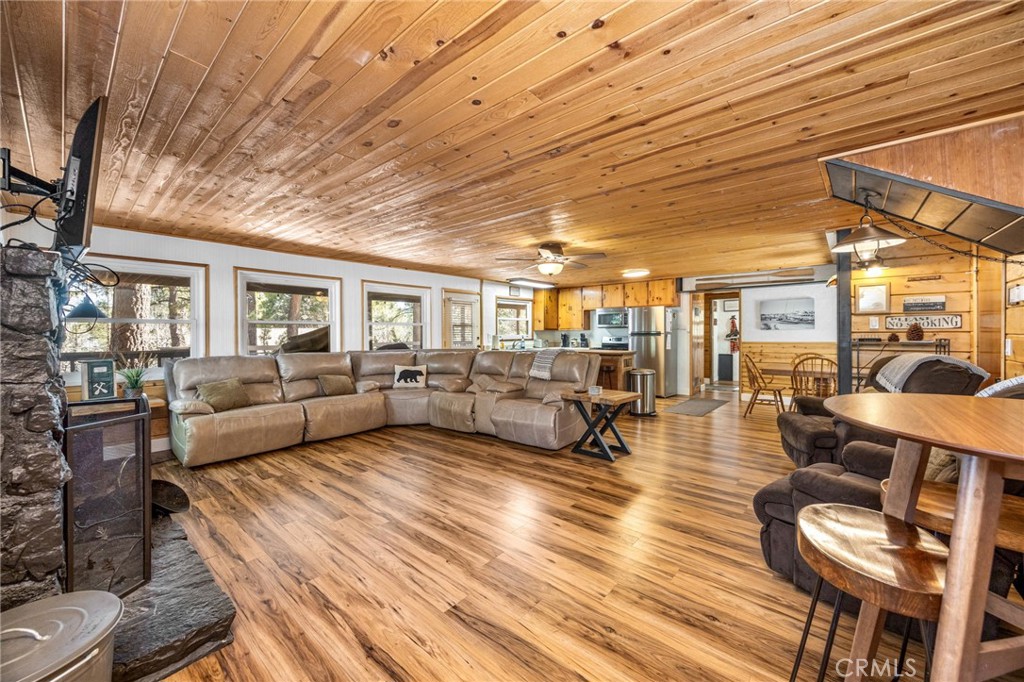 547 Chipmunk Property Photo 5