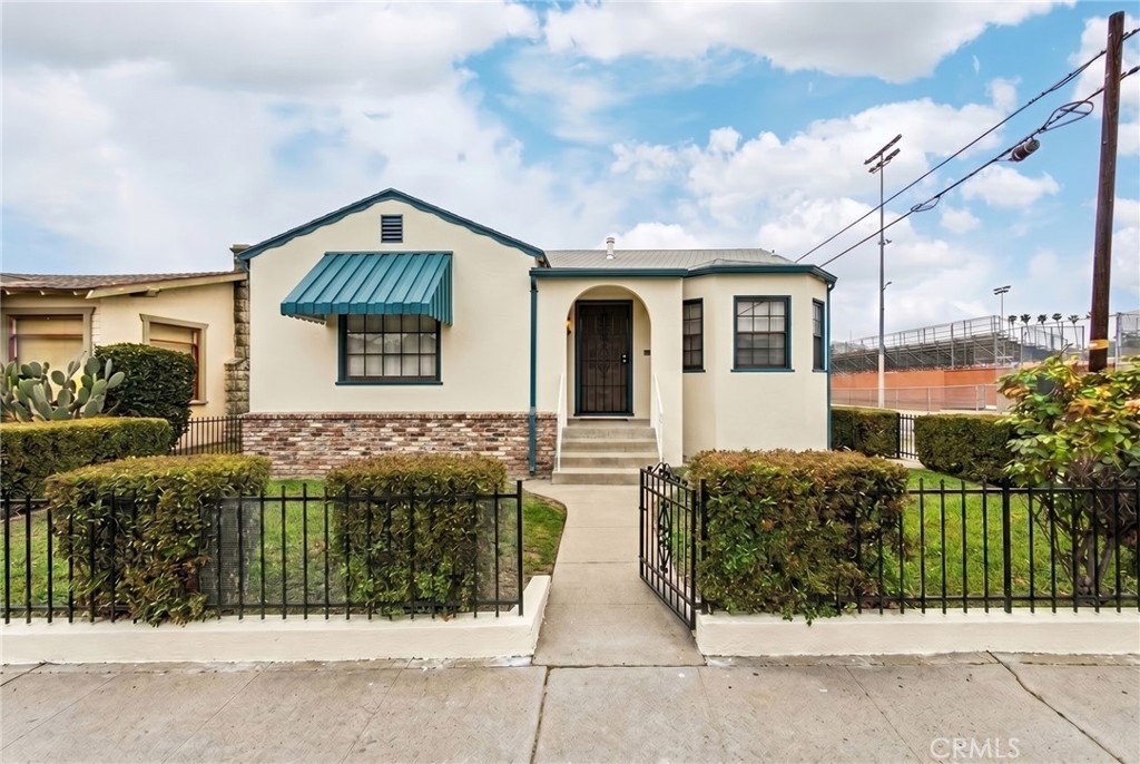 1305 S Cabrillo Property Photo 1