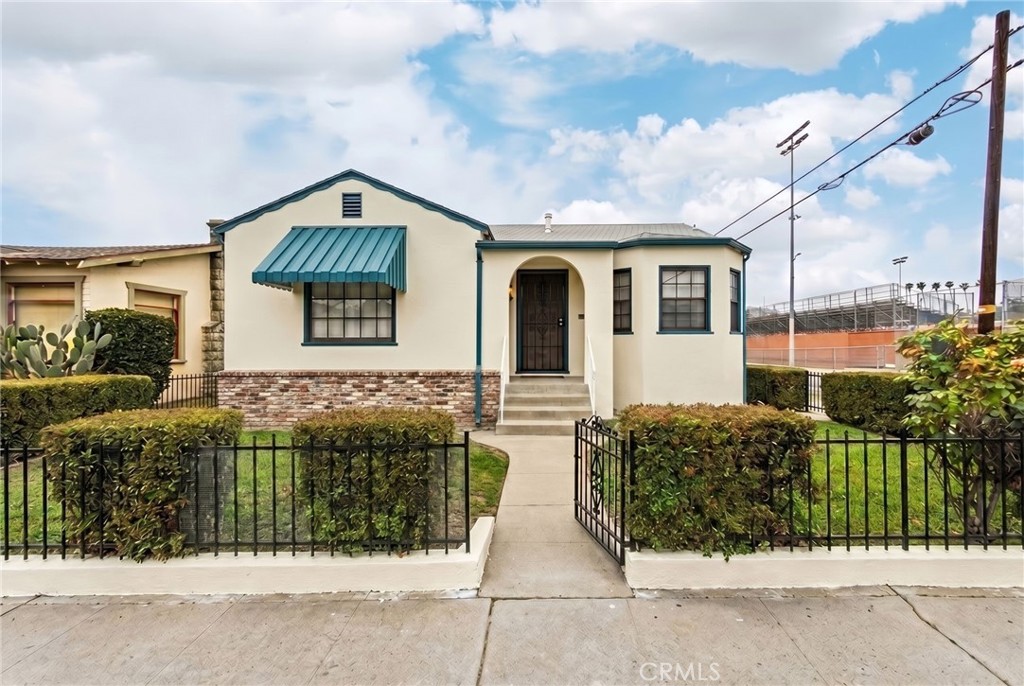 1305 S Cabrillo Property Photo 1