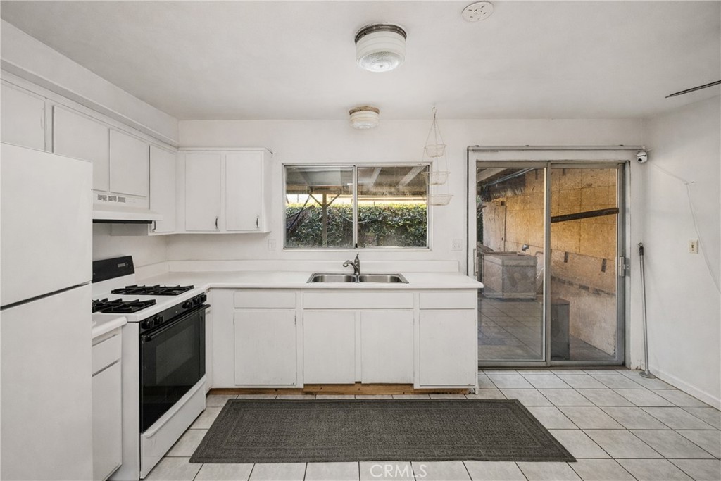 2171 Pomona Property Photo 4