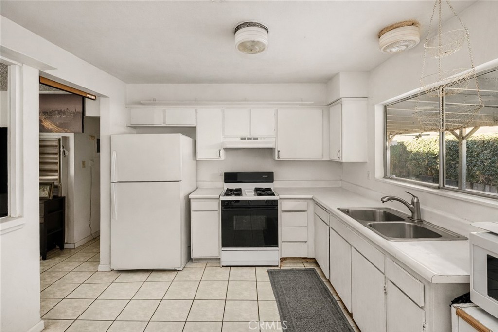 2171 Pomona Property Photo 5