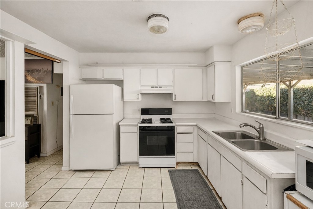 2171 Pomona Property Photo 7