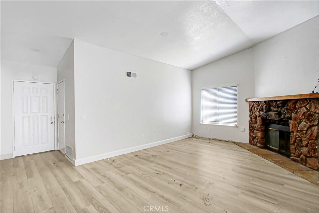 1142 W King Street Property Photo 3
