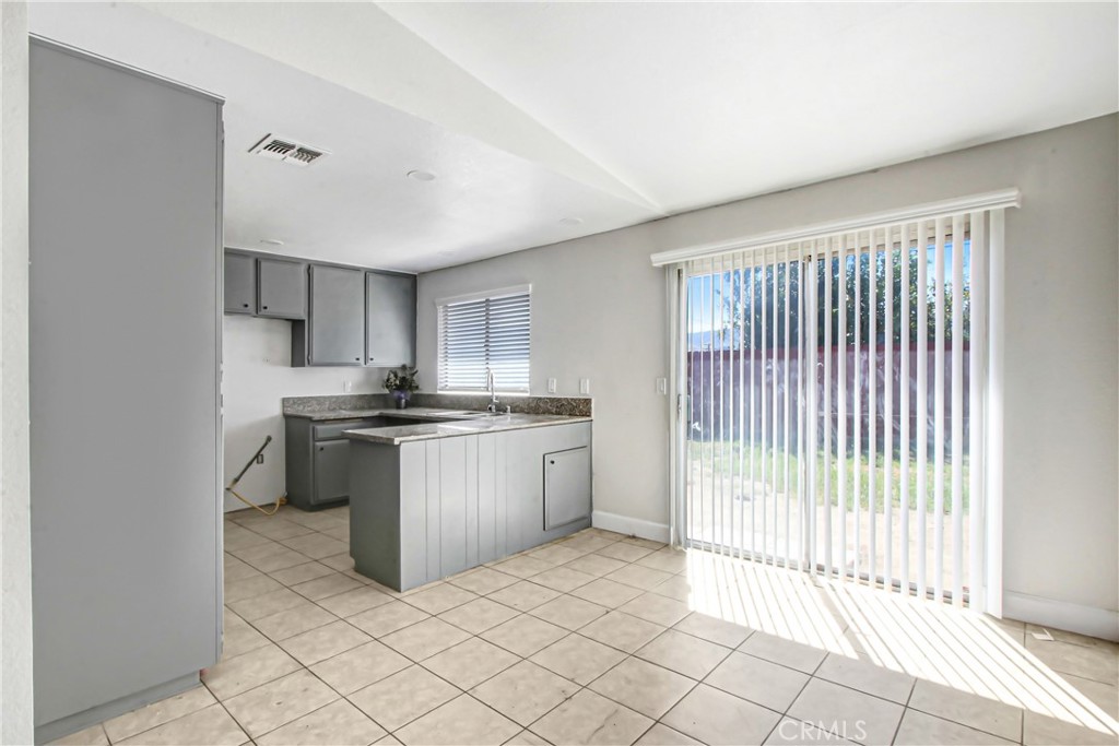 1142 W King Street Property Photo 4