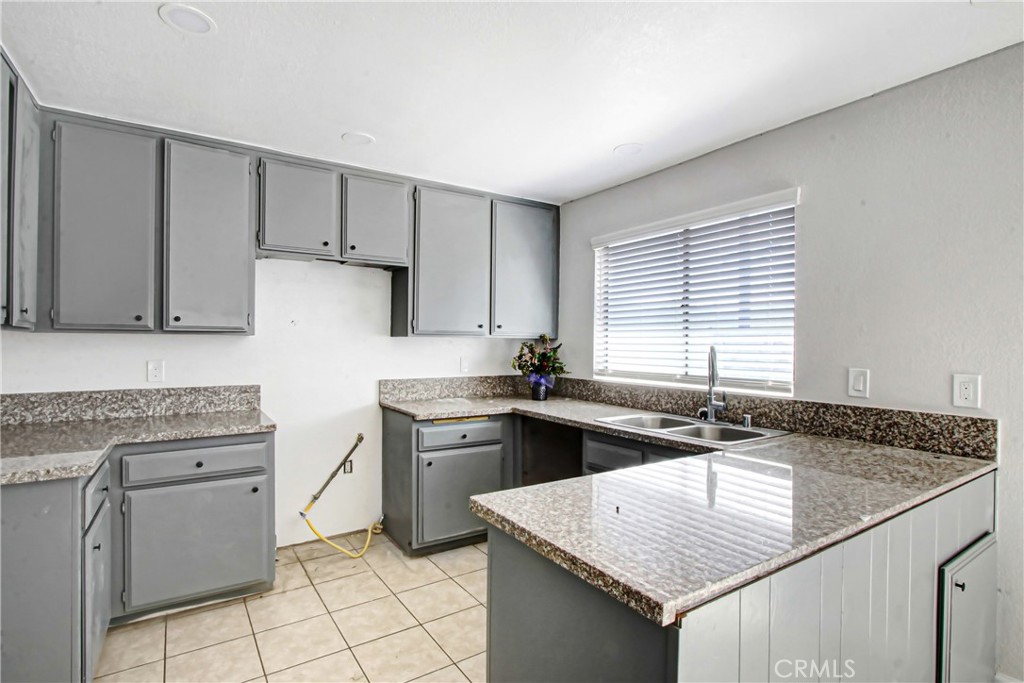 1142 W King Street Property Photo 5